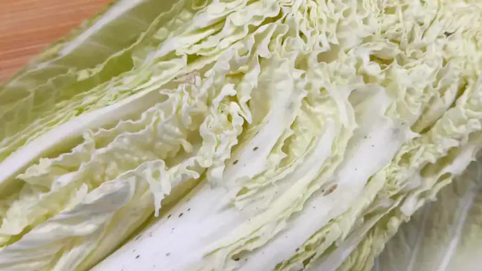 Kpili ste čínsku kapustu a vidíte na nej čierne bodky? Len málo ľudí vie, čo to znamená!