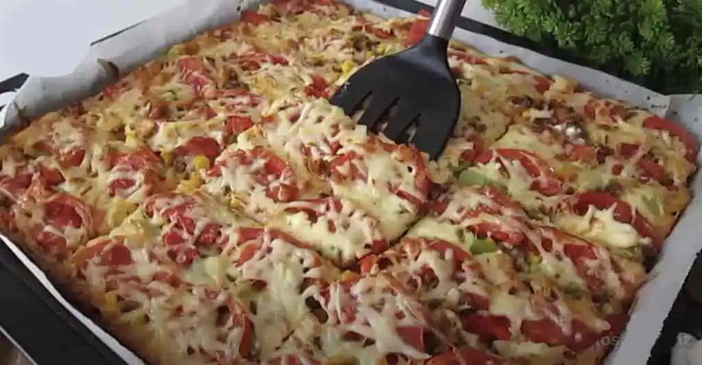 PIZZA lenivej ženy: Nič, len nalejete na plech, pridáte oblohu a viac sa nestaráte, klasika z kysnutého cesta nikomu nechýba!