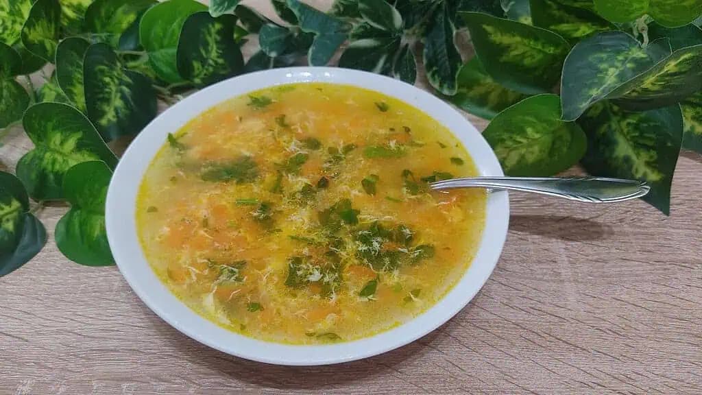 NAJOBĽÚBENEJŠIA polievka zo škôlky: Blesková mrkvová polievka s vajcom a krupicou!