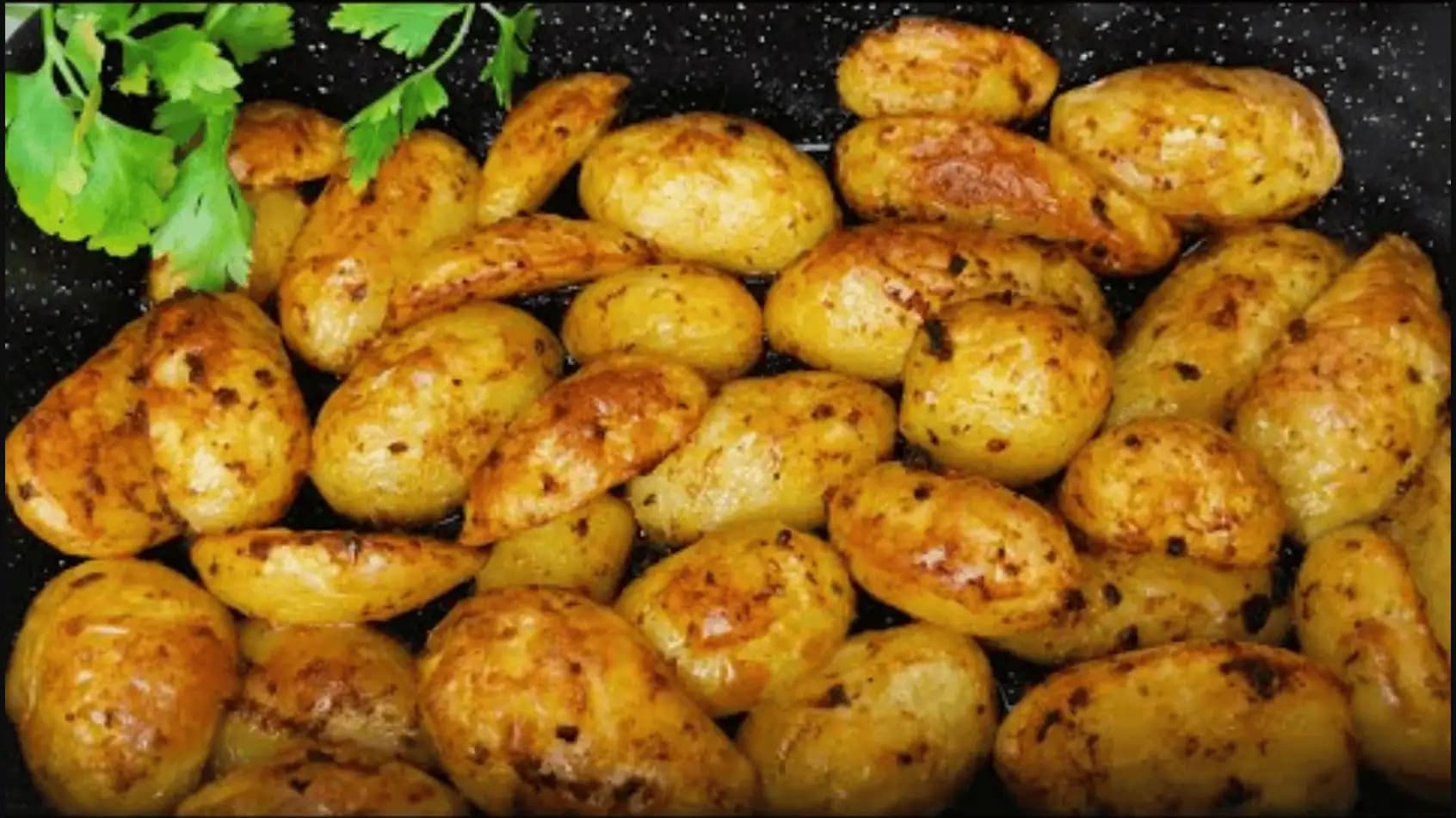 Tajomstvo, ako pripraviť najchutnejšie PEČENÉ zemiaky: Zvonku chrumkavé, zvnútra mäkké – perfektná chuť!