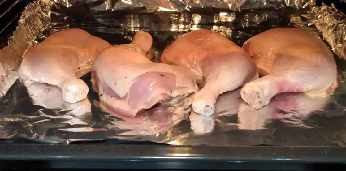 Musím sa podeliť o fantastický recept na PEČENÉ STEHNÁ s cesnakom: Doma vyhlásili, že nič lepšie ešte nejedli!