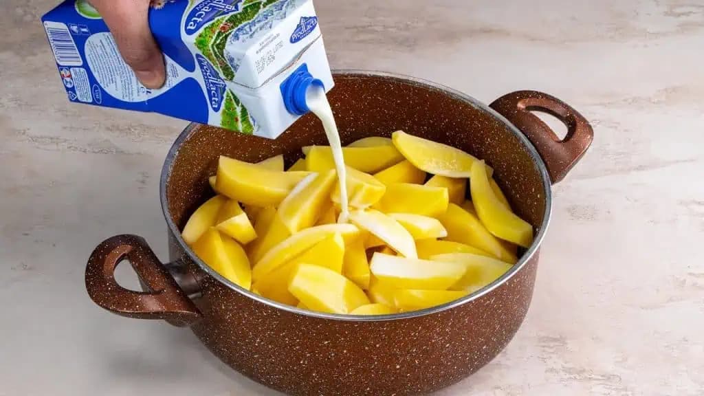 TAKTO varia zemiaky skutoční gurmáni: Takú pochúťku k obedu ste dávno nemali – každý si pýta tento RECEPT!