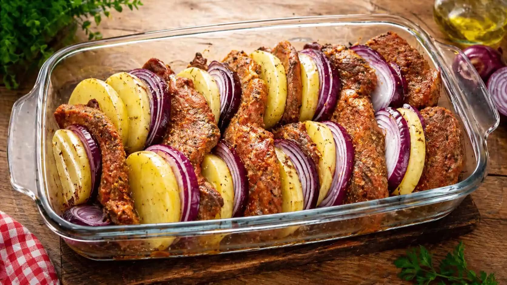 Takto pečiem krkovičku v nedeľu na obed a z tej chuti sa všetci môžu zblázniť: Dajte ju na plech takto a zalejte pivom, výsledok famózny!