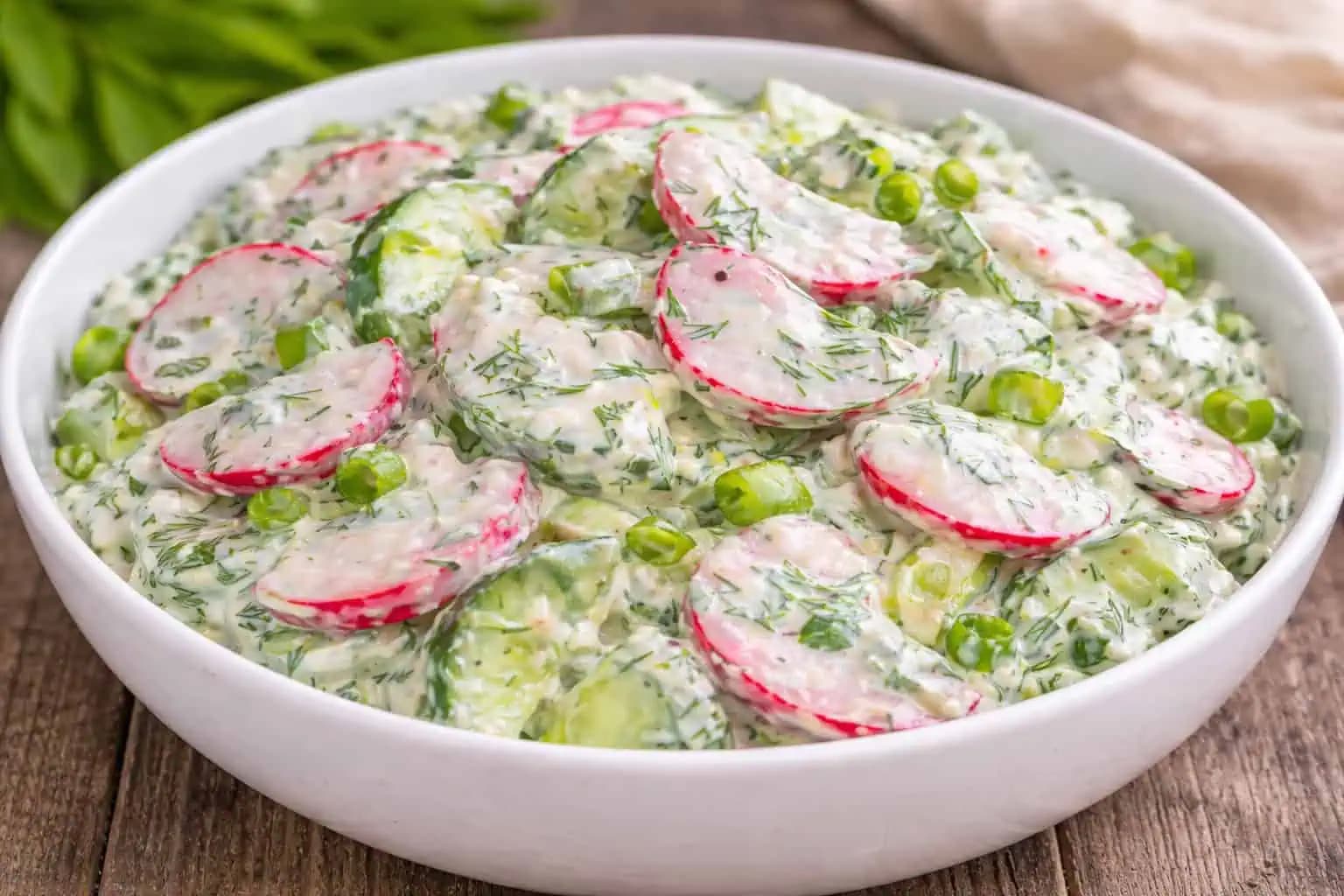 Jarný vitamínový šalát! Ľahký, osviežujúci a plný chuti: Robím ho aspoň trikrát do týždňa!