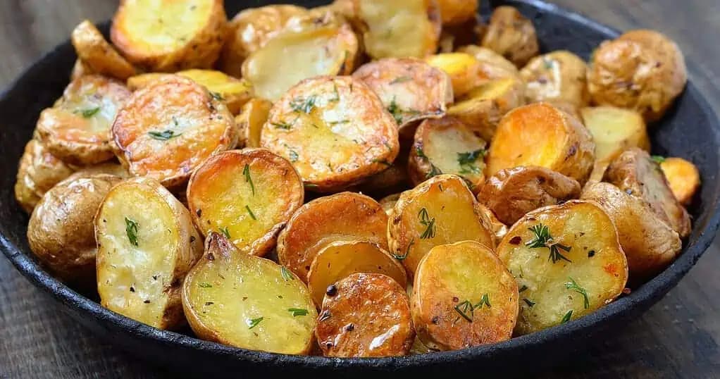RECEPT na najchutnejšie cesnakové zemiaky, aké som jedla: Vnútro zemiakov bude krásne krémové!