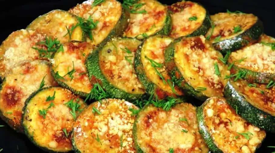 Chrumkavá cuketa so syrom pečená v rúre. Chutí lepšie, ako vyprážaná – RECEPT !