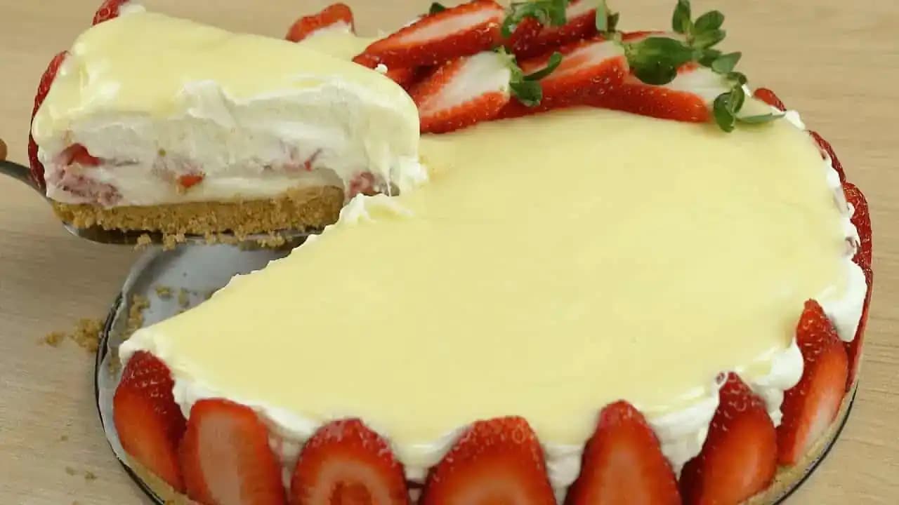 Bombastický NEPEČENÝ cheesecake s jahodami: Nesmierne lahodný a hlavne za 15 minút pripravený!