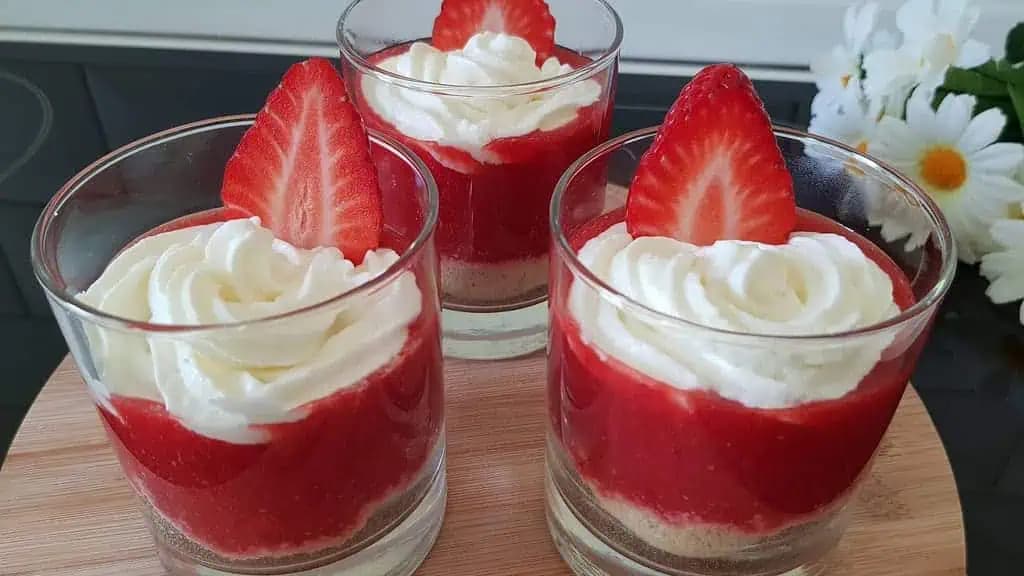 JAHODOVÝ cheesecake do pohárov, ktorý máte hotový do 10 minút: Ukladajte recept, toto je najlepšia jahodová dobrota, akú poznám!