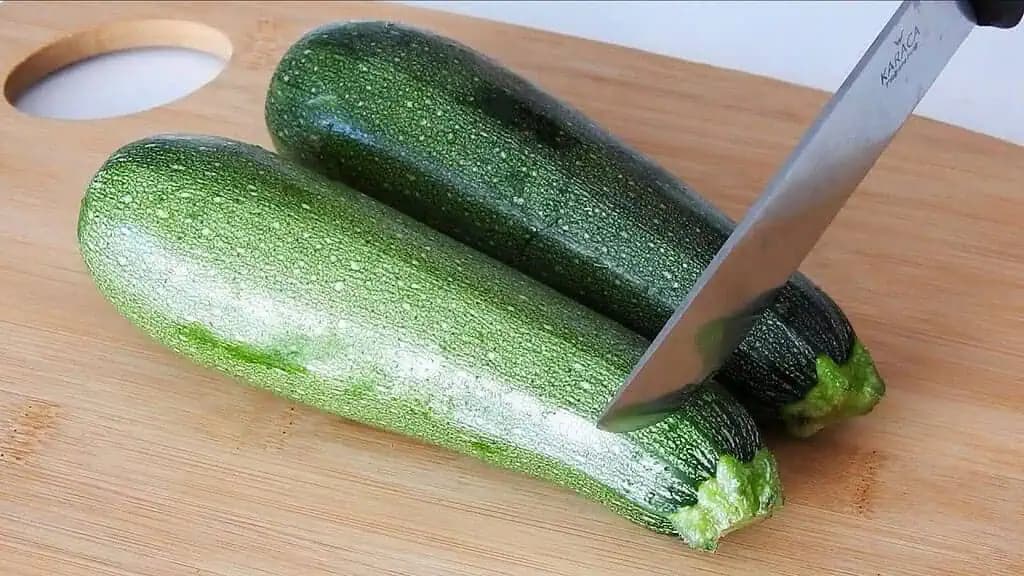 Beriem len 2 cukety, cesnak a paradajky: Škoda, že som tento RECEPT nepoznala skôr – lacná a výborná večera pre celú rodinu!