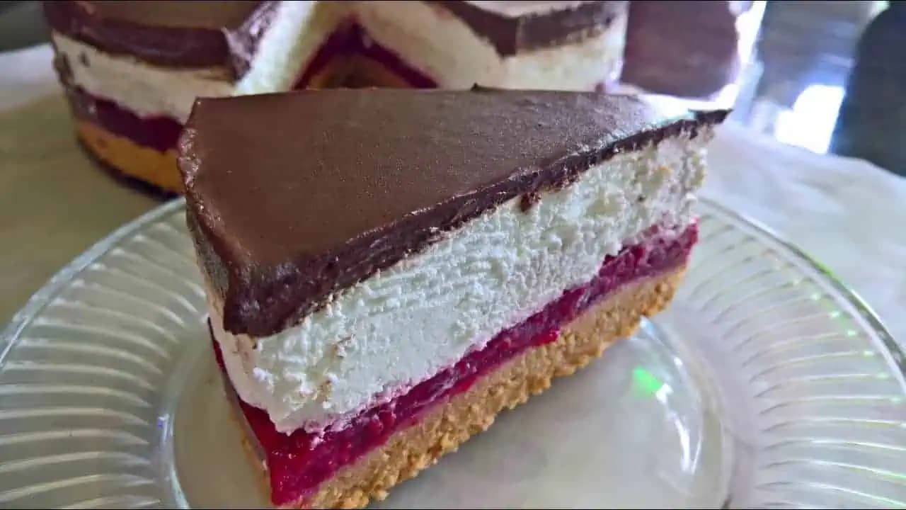 Tento recept pobláznil všetkých hostí, rovno zdvojnásobte dávku: Malinovo-čokoládové pokušenie BEZ pečenia s úžasnou chuťou!