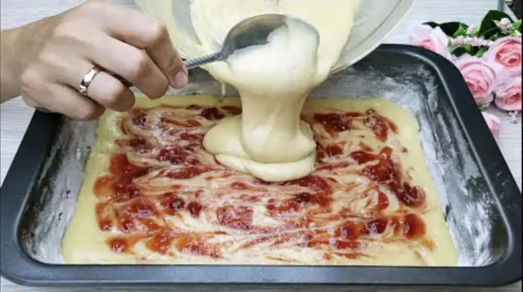 ROZLIATY koláč budete robiť aj každý deň, tak je rýchly a výborný: Jednoduchý, ľahký recept – cesto ako vatička!
