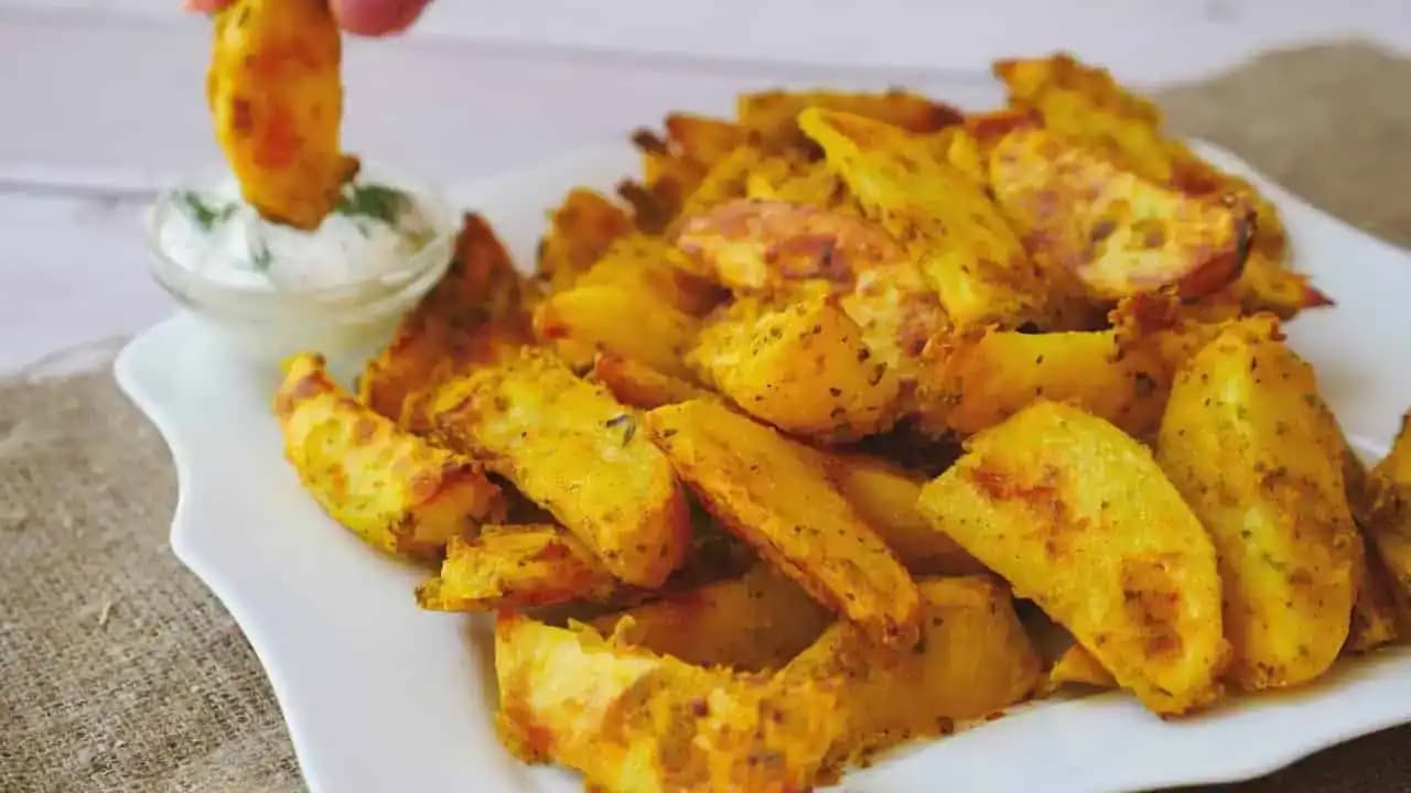 Už ste mali niekedy pečené zemiaky v CESTÍČKU? Stačí ich len zmiešať a dať do rúry…Chutia báječne!
