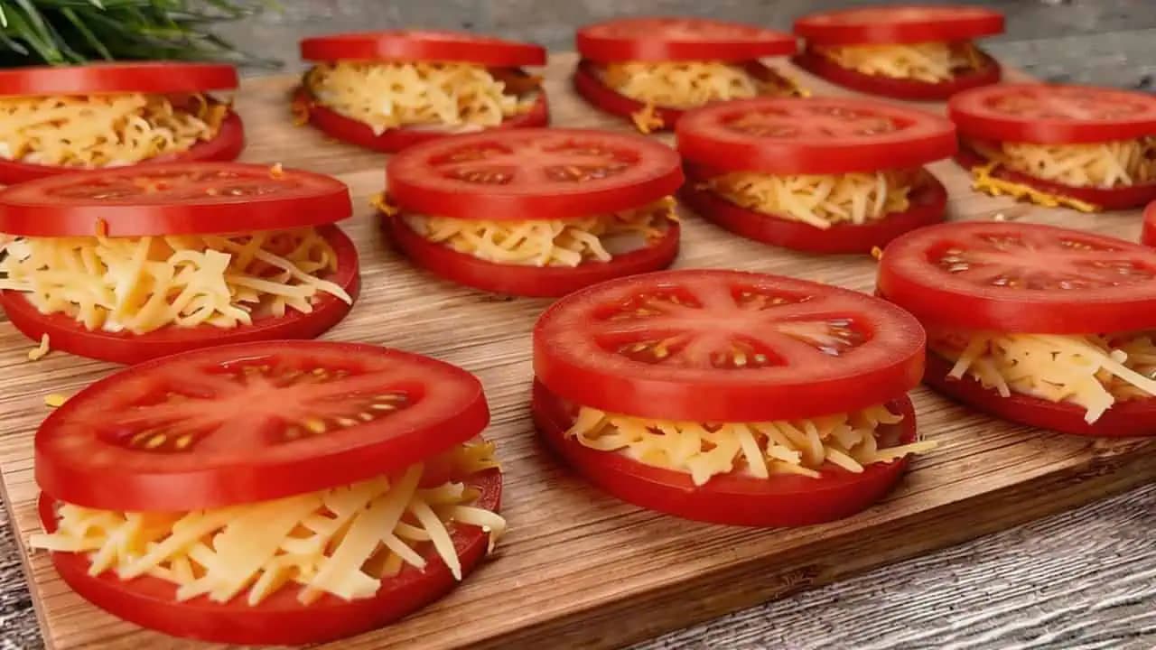 Recept na plnené PARADAJKY na plechu vás privedie do šialenstva: Robím ich aj namiesto chlebíčkov!