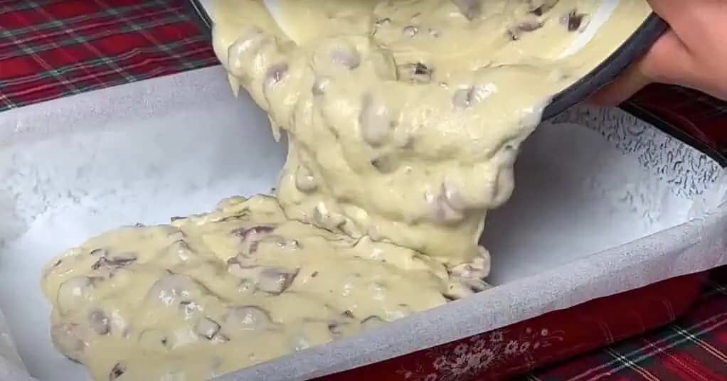Čerešňová bublanina s kokosom a extra nadýchaným cestom: Stačí len zmiešať vareškou a naliať na plech!