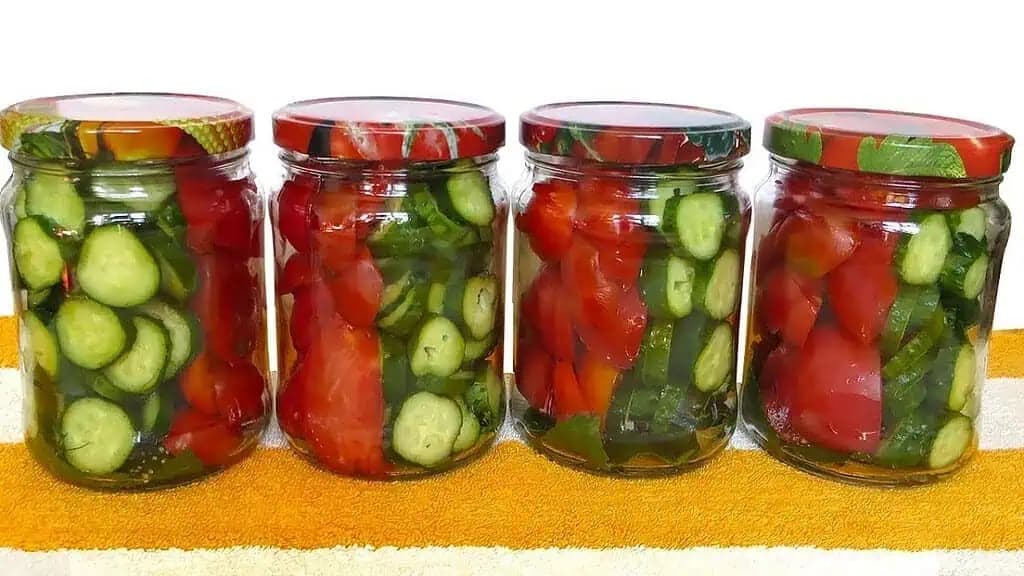 Paradajkový a uhorkový ŠALÁT do pohárov: Ukladajte RECEPT, aj v zime chutí ako čerstvo pripravený!