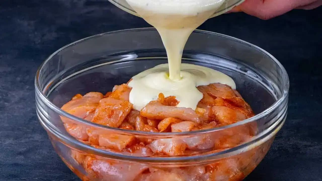 Všetci známi pýtajú recept na toto MÄSKO: 250 g kyslej smotany, 3 vajcia a syr – lepšiu marinádu nepoznám!