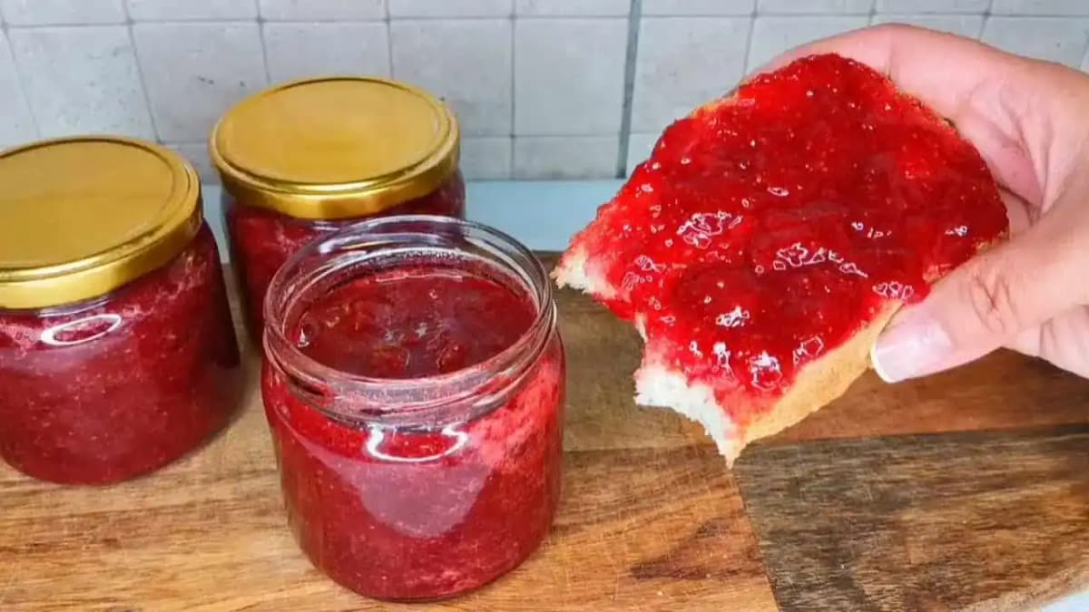 Žiaden Gelfix, žiadne zahusťovadlo: Recept na POCTIVÝ jahodový džem s trochou cukru – skutočne v ňom cítiť LEN jahody!