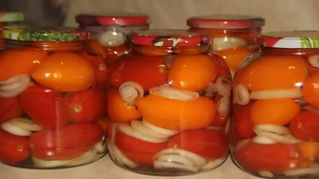 Nakladané RAJČINY s cibuľou, BEZ zavárania: Tento rok robím zásobu na celú zimu – famózna chuť!