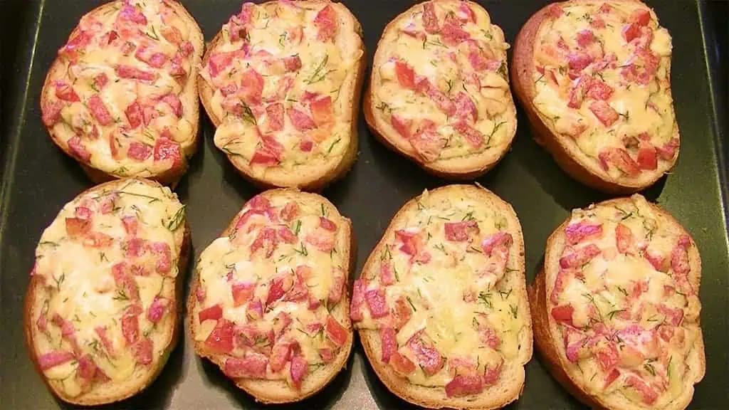 Studené chlebíčky už nerobím, toto je bomba: Fantasticky chutné POHOSTENIE, ktoré pripravíte na plechu!
