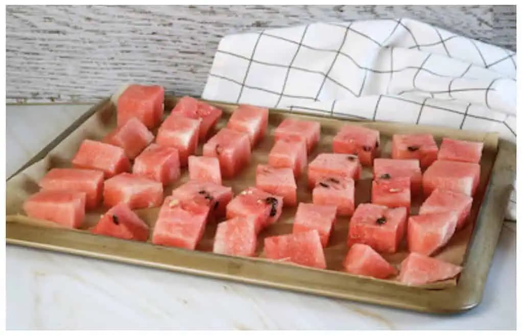 Melón len nakrájala na kúsky a uložila na plech: Toto jedlo bude hitom celého leta!