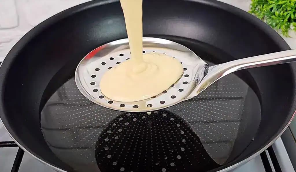 Zamiešam cesto a nalejem ho cez dierovanú lyžicu: Niekto by mal dostať cenu za tento nápad!