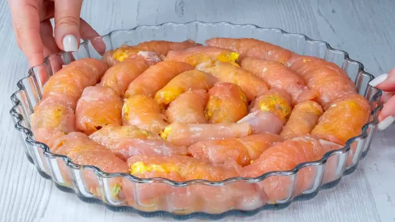 Z 1 kuracieho rezňa pripravím plnú misu fantastických ZÁVITKOV: Upečené behom chvíľky, vždy sú šťavnaté a mäso ako masielko!