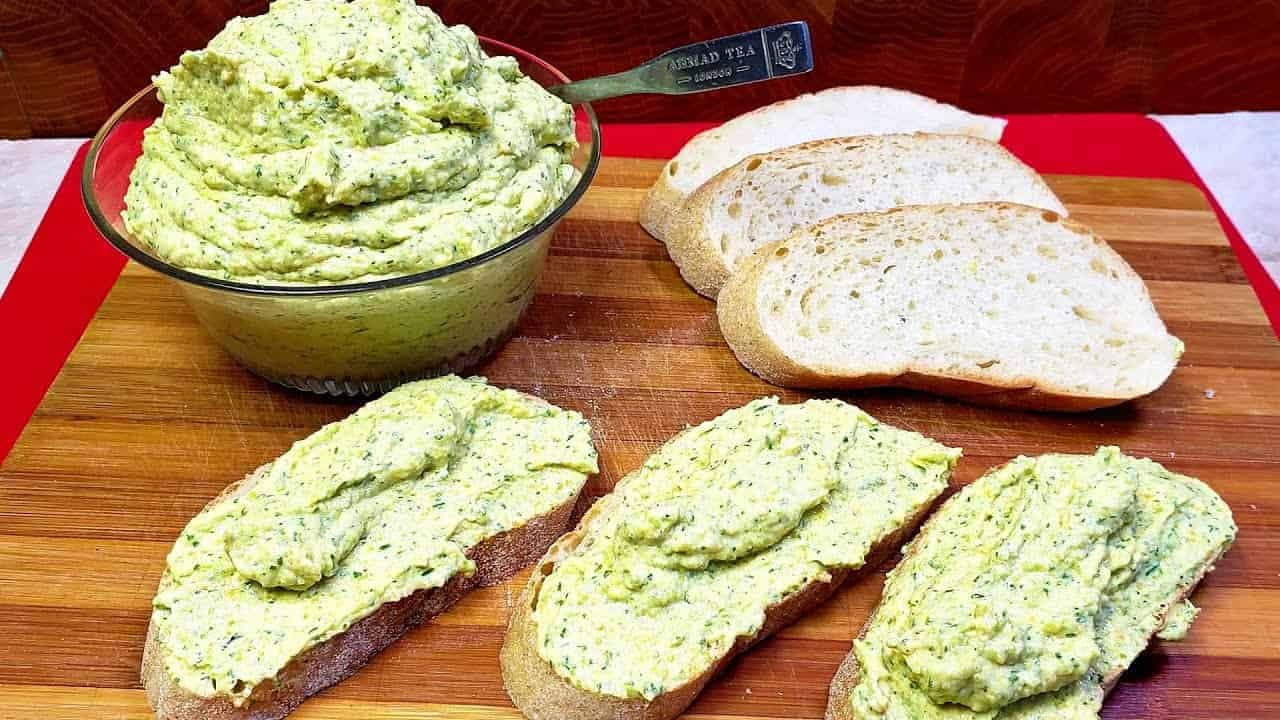Úžasná cuketová NÁTIERKA s chlebíkom: Ochutnala som ju pred rokmi a nič sa na ňu nechytá – doma ju pýtajú tretí deň po sebe!