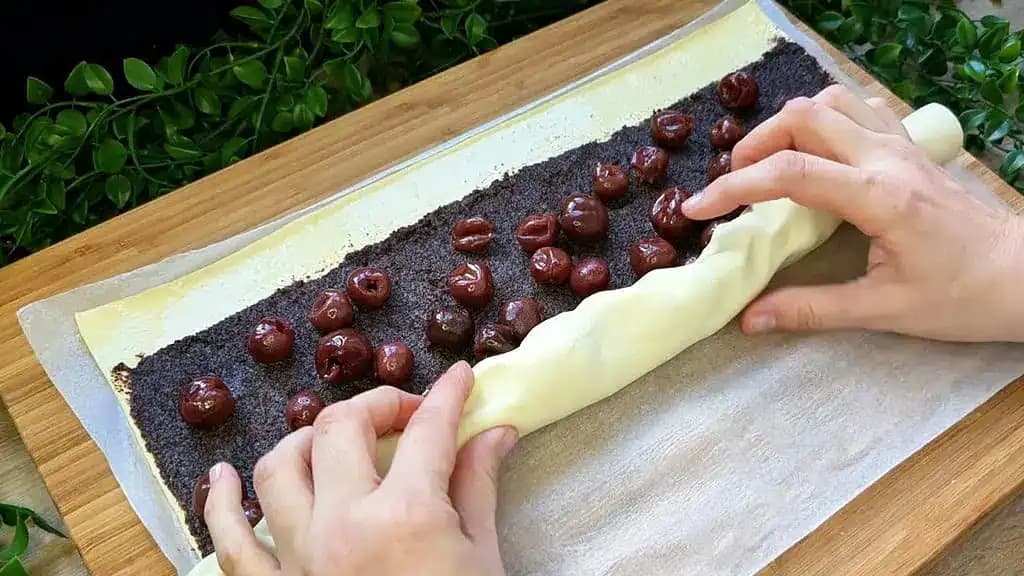 Máte doma lístkové cesto, mak a čerešne? Najjednoduchší a najchutnejší dezert za 7 minút!