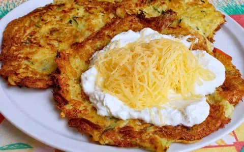Cuketovo-zemiakové placky s kefírom: Chrumkavé zvonka, jemné vo vnútri. Jednoduchý recept, ktorý si zamiluje celá rodina!
