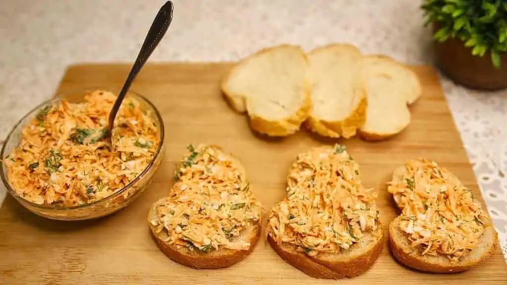 Jemná a jednoduchá LAHÔDKOVÁ nátierka: Taká výborná, že doma ju pýtajú celý rok, TOP recept na chlebíčky!