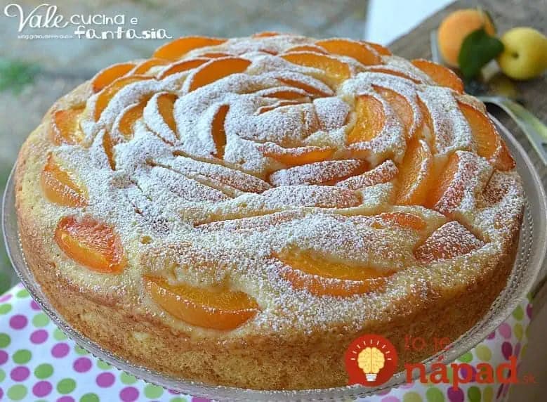 3 broskyne, 200 g tvarohu, 3 vajcia a takýto výsledok: Ovocný SKVOST – 40 minút a už rozvoniava v kuchyni!