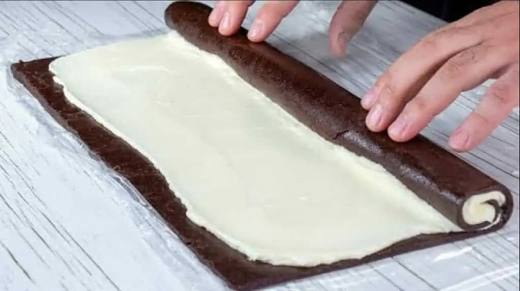Toto je najchutnejšia NÁHRADA za tiramisu: Mascarpone smotanová roláda, ktorá sa NEPEČIE!