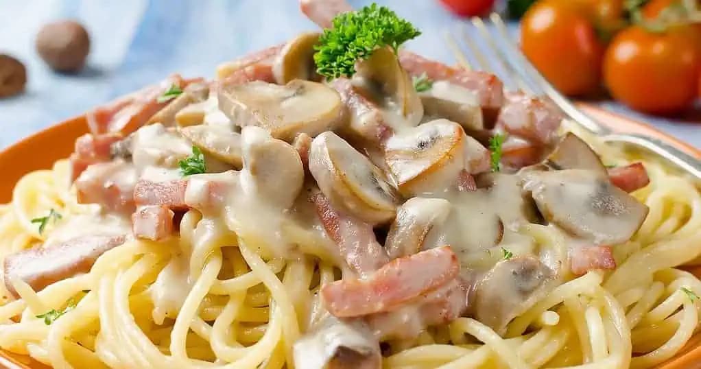 MINÚTKOVÁ krémová hubová omáčka so slaninkou: NAJLEPŠIA a hlavne hotová za 10 minút!