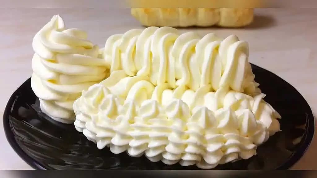 Konečne som našla recept na dokonalý KRÉM: Lepší ste v živote neochutnali – hodí sa na zdobenie, vrstvenie aj plnenie torty!