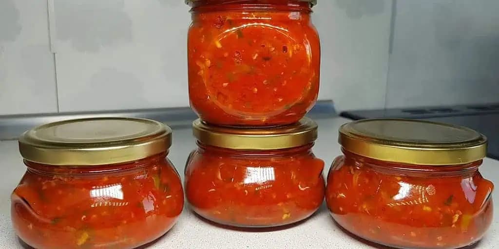 MAĎARSKÁ pikantná paradajková zmes: Netreba ju zavárať a nepokazil sa ani jediný pohár!