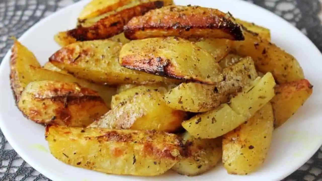 Už ste niekedy skúšali BALKÁNSKE zemiaky? Stačí len dať na plech a zamiešať s touto zmesou….Chutia báječene!
