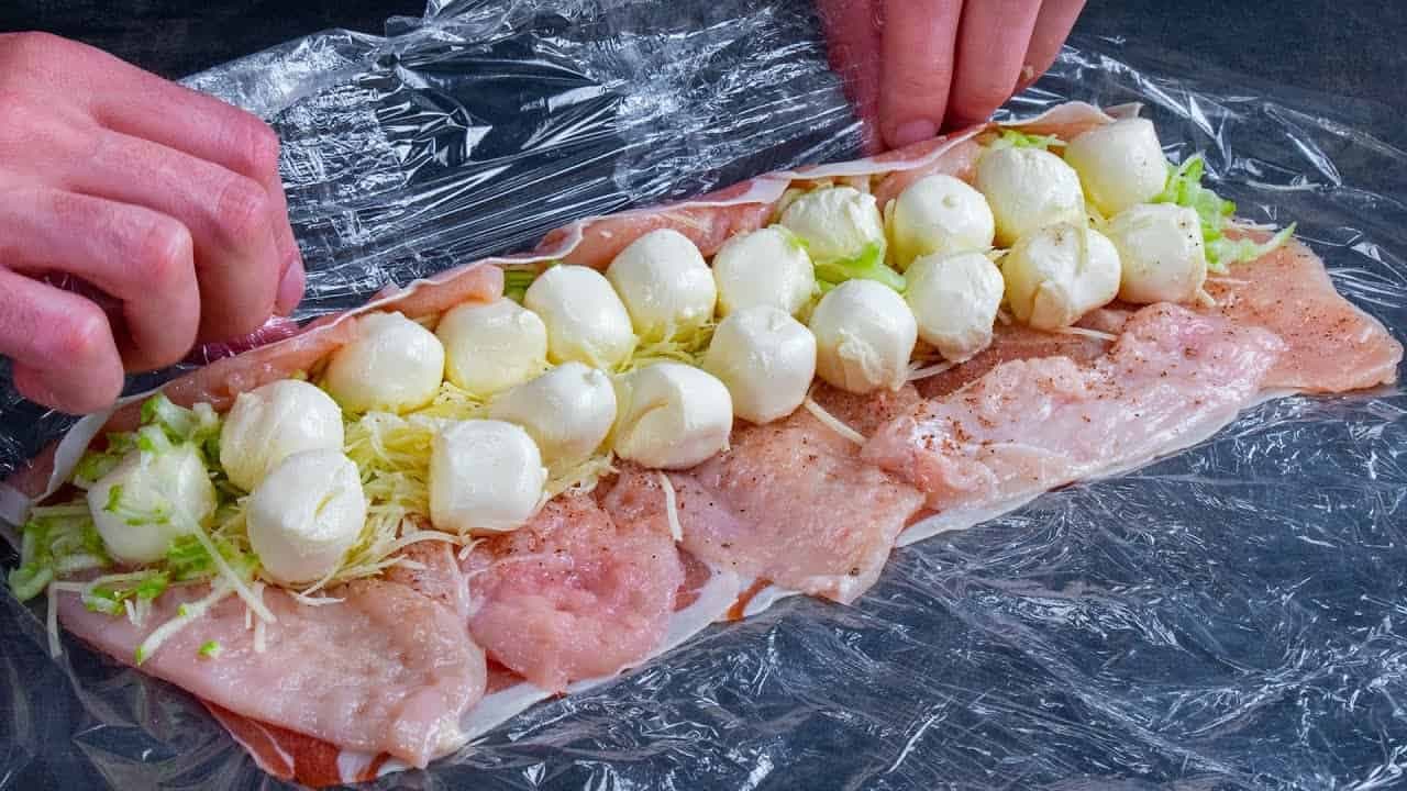 ZABAĽTE mozzarellu do kuracích pŕs a dajte piecť: Počkajte, až uvidíte výsledok – na to sa nechytá ani rezeň v trojobale!