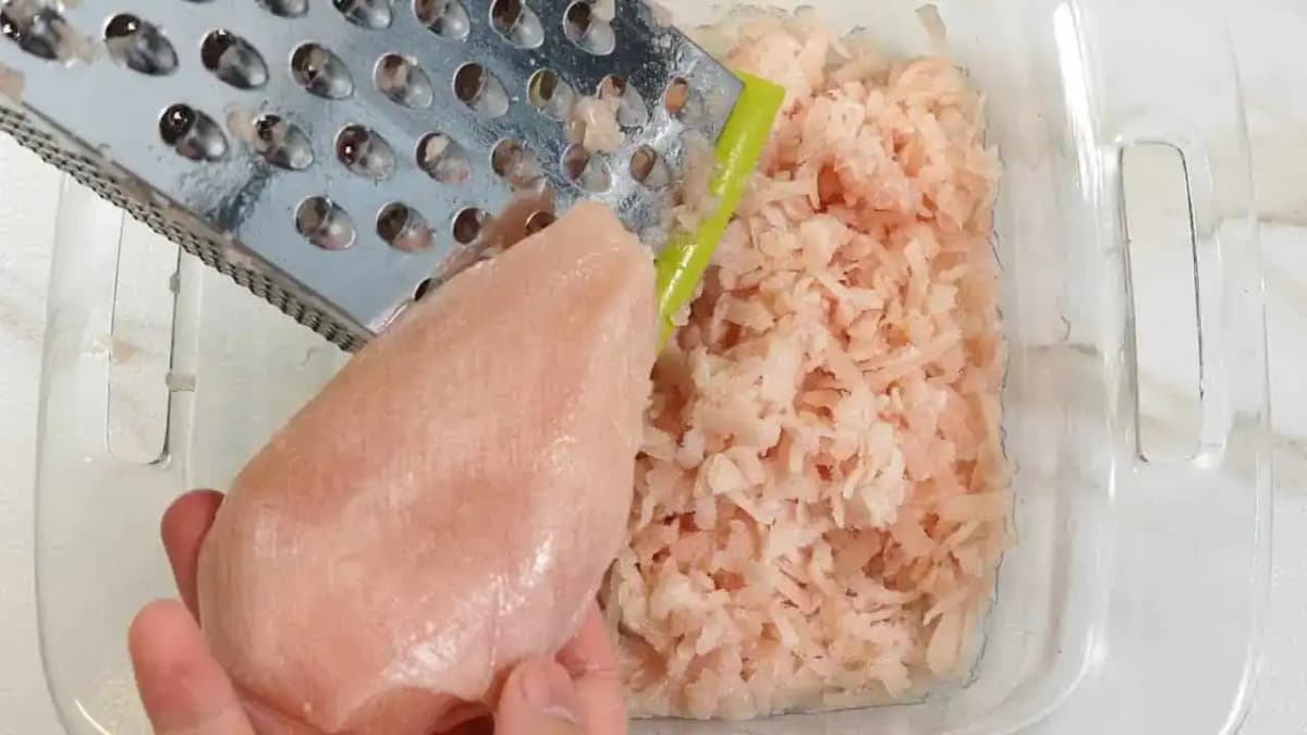 Naučte sa tento RECEPT a kura už nebudete robiť inak: Vezmite celé kuracie prsia, nastrúhajte a dajte piecť – vynikajúce a môžete to aj na diéte!
