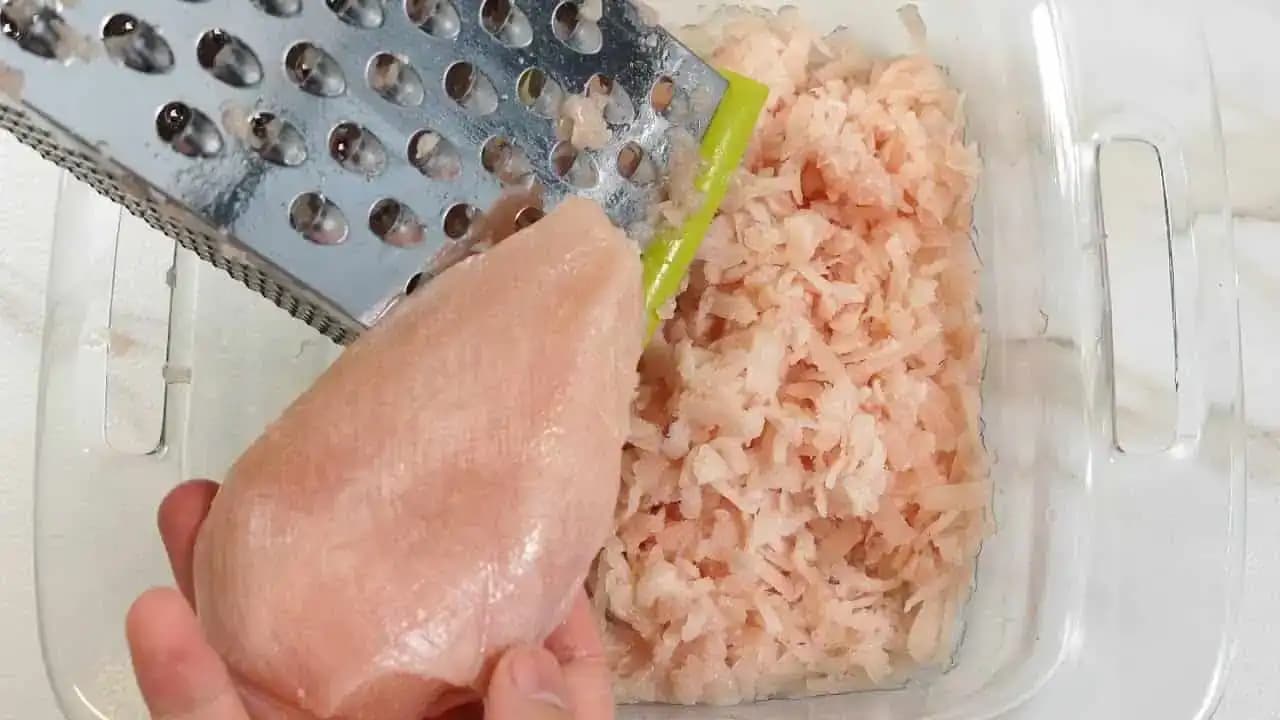 Naučte sa tento RECEPT a kura už nebudete robiť inak: Vezmite celé kuracie prsia, nastrúhajte a dajte piecť – vynikajúce a môžete to aj na diéte!