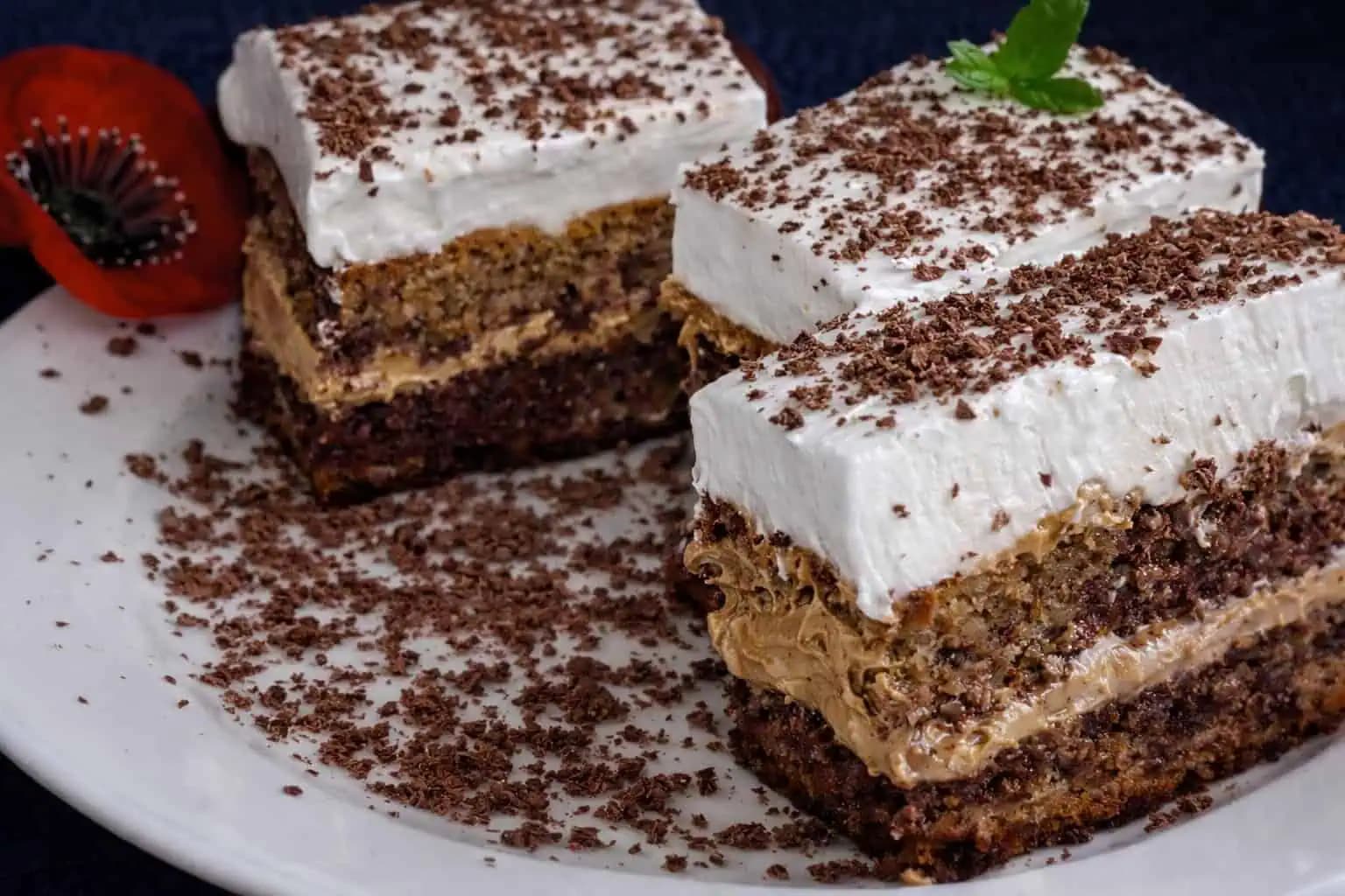 Cappuccino rezy: Jemný orechový zákusok s lahodným cappuccino krémom a šľahačkou
