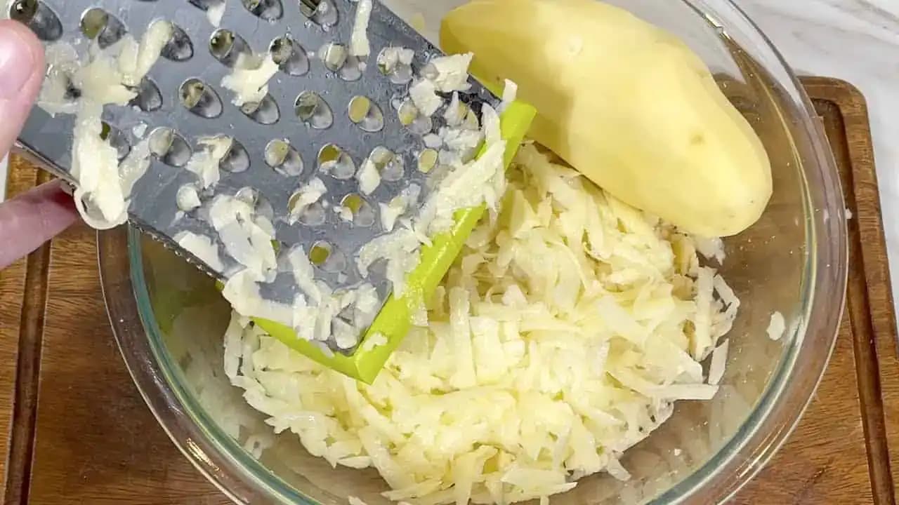 ZEMIAKY len nastrúham, dám na panvicu a robím takto aj 3x do týždňa: RÝCHLA a výborná večera je hneď na stole!