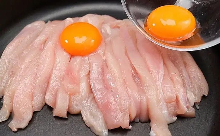 Beriem kuracie prsia, 2 vajíčka, syr, koreniny a robím DELIKATESU, ktorá tromfne aj rezeň: Dupľu si pýtajú aj deti, ktorým mäso inak nechutí!