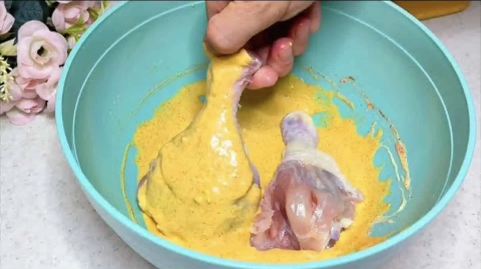 NAJCHUTNEJŠIE kuracie stehná z rúry: Mäso je šťavnaté, obal krásne chrumkavý! Tento recept si zamiluje celá rodina!