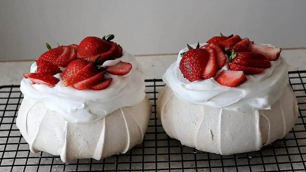 MILIÓNOVÝ recept na jednoduchú tortu PAVLOVA: Príprava zaberie 15 minút a je to najlepší dezert pod slnkom!