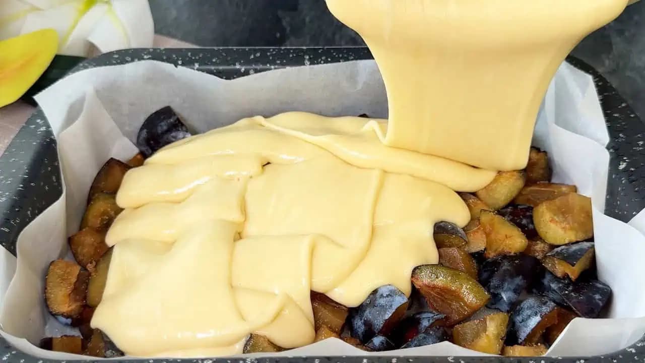 SLIVKY len nakrájam na plech, nalejem cesto a pečiem takto aj 3x za týždeň: Najväčšia DELIKATESA zo sliviek!