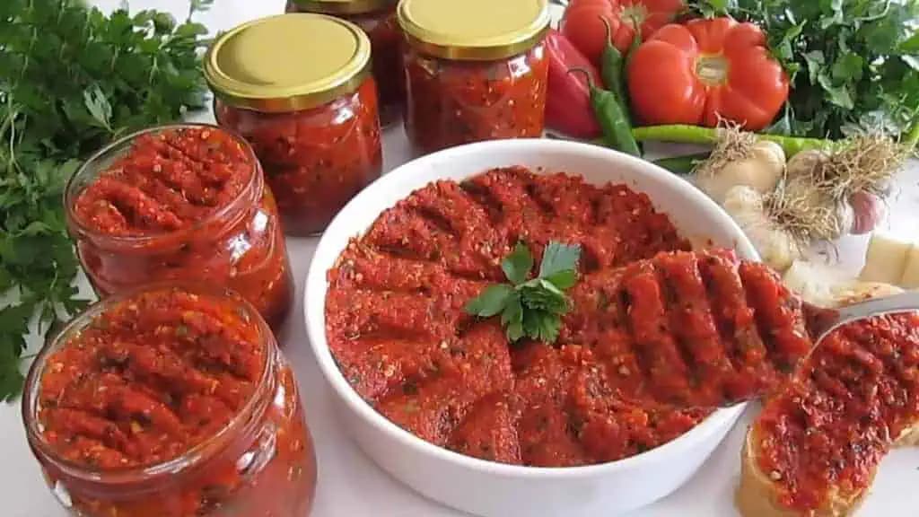 HUSTÁ a nesmierne chutná cesnakovo-rajčinová nátierka NA ZIMU: Netreba ju ani zavárať a nepokazí sa ani jediný pohár!