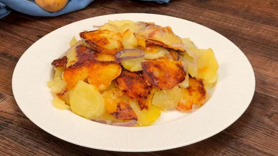 Chrumkavé zemiaky z panvice s cibuľkou: Talianska príloha, ktorá zatieni aj pečené zemiaky!
