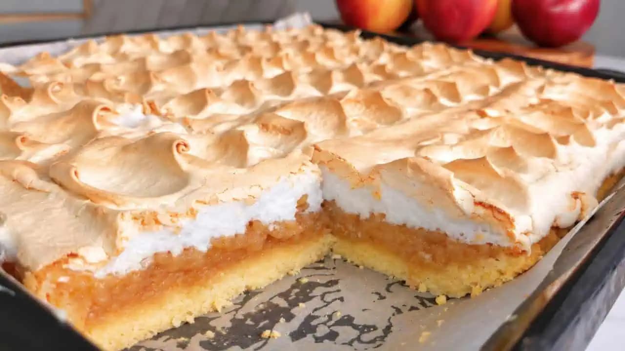 Teraz už viem, ako použijem jablká! Tento KOLÁČ je chutnejší ako torta: Lacný recept na najjemnejší jablkový koláč!