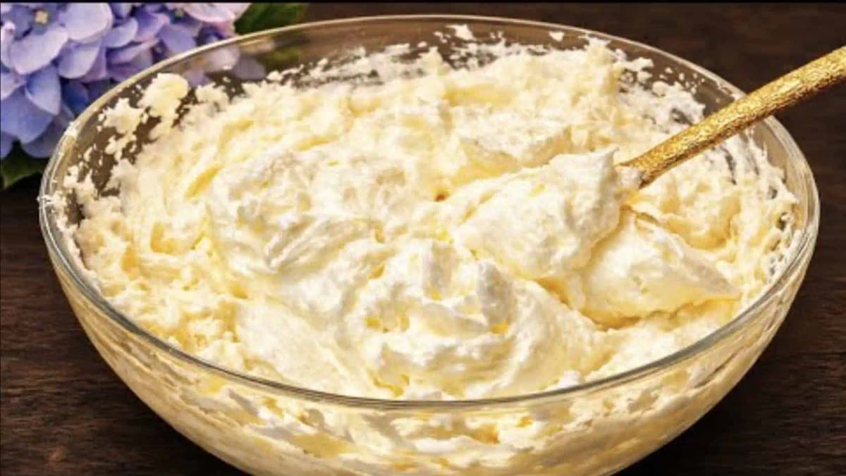Recept na krém NEVESTA ma úplne ohromil: Najjednoduchší klasický krém na všetky torty, zákusky aj do veterníkov!