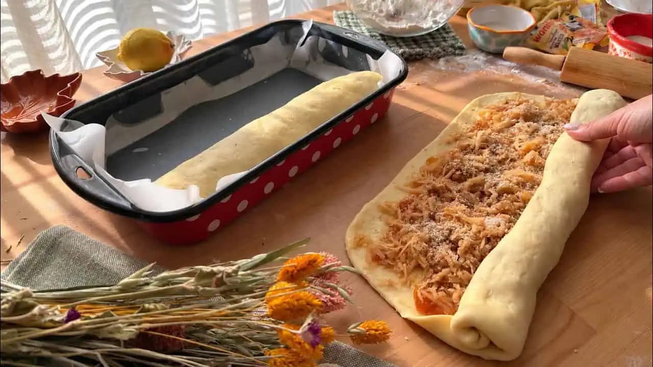 Domáca jablková štrúdľa s marhuľovým džemom a orechmi: Mäkučké kysnuté cesto a bohatá šťavnatá plnka ako od babičky!